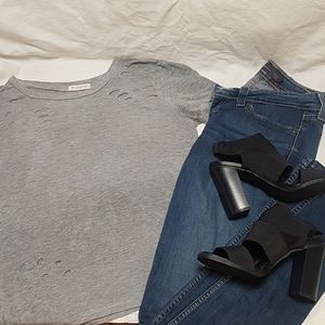 🎄 Cute Distressed Shirt